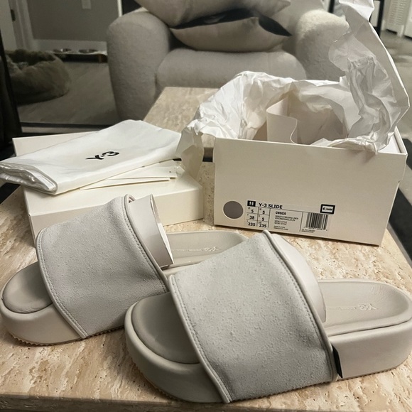 Y-3 Slides. UNISEX - Picture 2 of 9